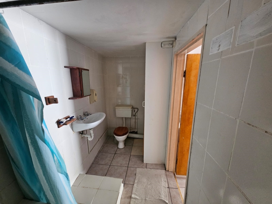 To Let 6 Bedroom Property for Rent in Loevenstein Western Cape